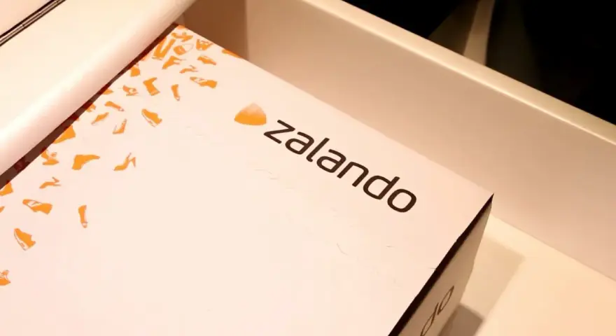 Pudełko Zalando Lounge z motywem butów. Zastanawiasz się, ile czasu na zwrot? Sprawdź regulamin!