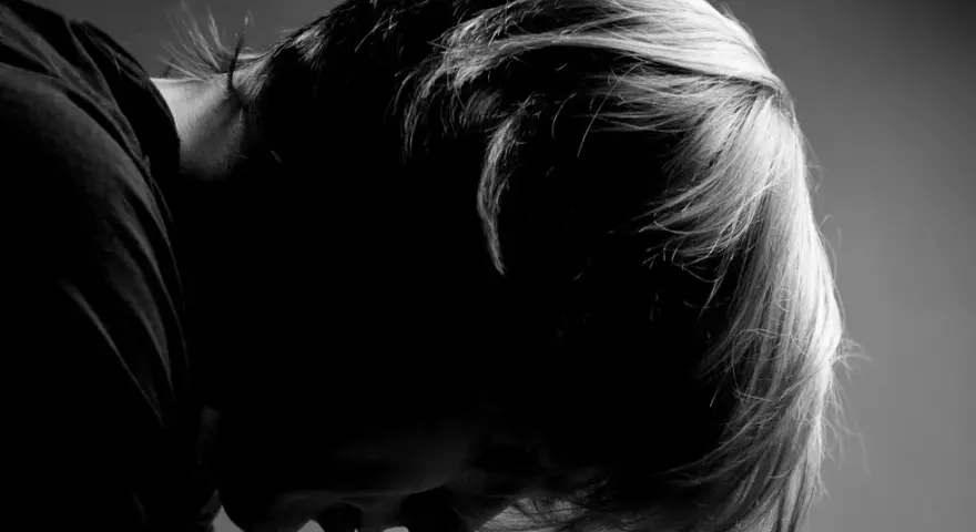 Nerwica eklezjogenna objawy – jak rozpoznać lęki religijne?