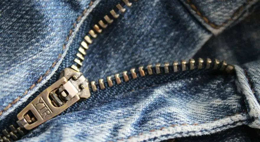 Primer plano de una cremallera de jeans. Aprende como arreglar una cremallera rota para que tus pantalones vuelvan a funcionar.