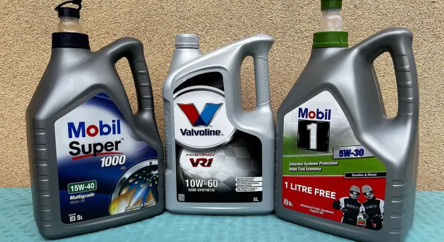Trzy bańki oleju silnikowego: Mobil Super 15W-40, Valvoline VR1 10W-60 i Mobil 1 5W-30. Jaki olej najlepszy dla Twojego auta?