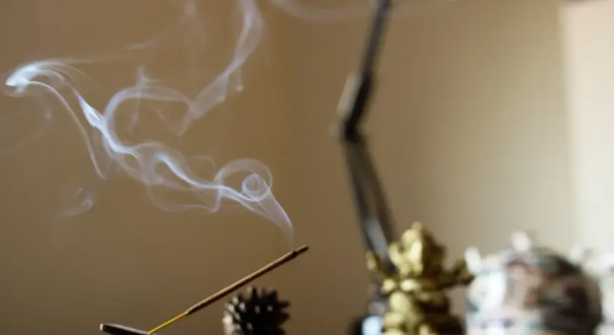 Dym z kadzidełka unosi się, tworząc delikatne wiry. Zapachy kadzidełek znaczenie w medytacji i relaksacji.