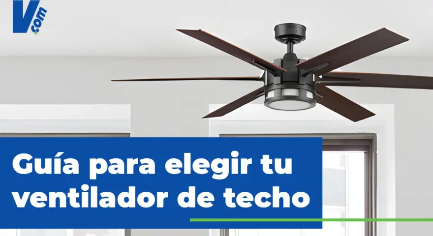 Guía para elegir tu ventilador de techo. Un ventilador moderno de seis aspas de madera oscura cuelga del techo, con una luz integrada.