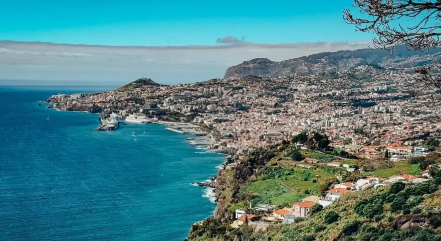 Widok na Funchal, Madera. Wrzesień to idealny czas na zwiedzanie, gdy temperatura jest przyjemna, a słońce świeci nad miastem i oceanem.