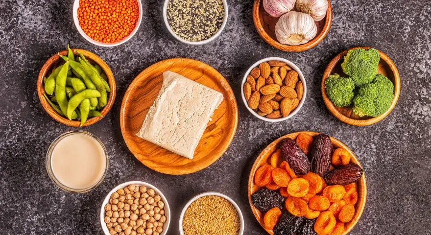 Kompozycja produktów bogatych w estrogen: soczewica, edamame, migdały, siemię lniane, ciecierzyca, sezam, brokuły, daktyle, morele, śliwki, czosnek, tahini.