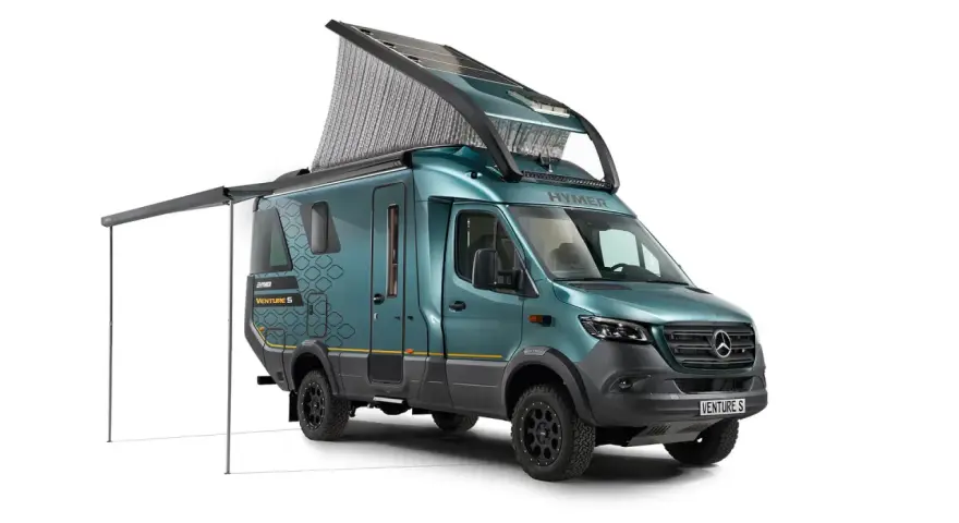 Turkusowy kamper Hymer Venture S z rozkładanym dachem i panelami słonecznymi, gotowy na przygodę.