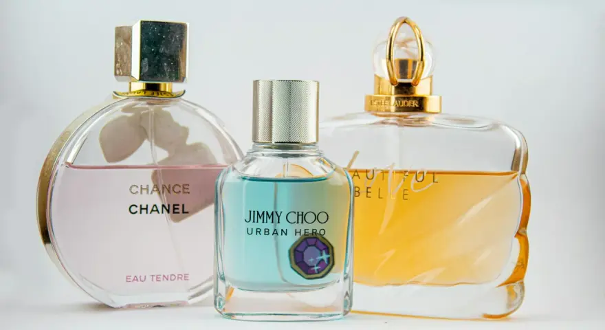 Elegancka klasyczna kolekcja perfum: Chanel Chance Eau Tendre, Jimmy Choo Urban Hero i Estee Lauder Beautiful Belle.