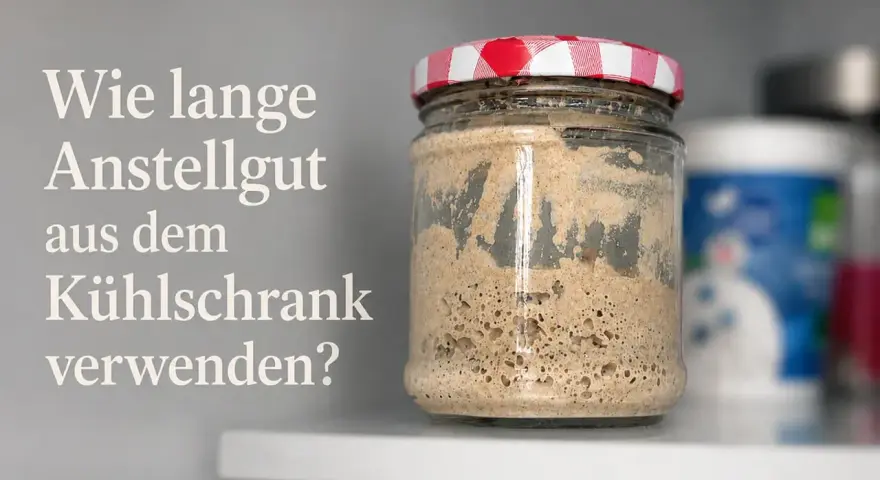 Ein Glas mit Sauerteig, bereit, um das Anstellgut aus dem Kühlschrank zu verwenden.