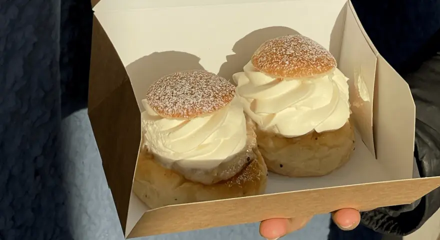 Två fluffiga semlor i en pappkartong, redo för fettisdagen 2026. Perfekt för en fika!