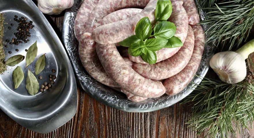 Jak gotować białą kiełbasę, aby była soczysta i pełna smaku