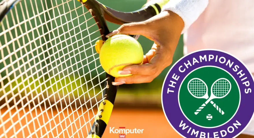 Dłoń trzyma piłkę tenisową przy rakiecie. Logo Wimbledonu sugeruje, gdzie oglądać emocjonujące mecze.