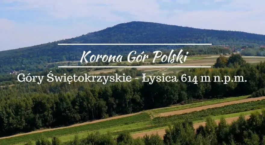 Widok na Góry Świętokrzyskie, Łysicę (614 m n.p.m.) – szczyt Korony Gór Polski. W tle lasy i pola uprawne.