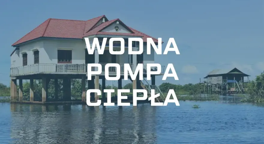 Dom na palach nad wodą, z napisem "WODNA POMPA CIEPŁA".