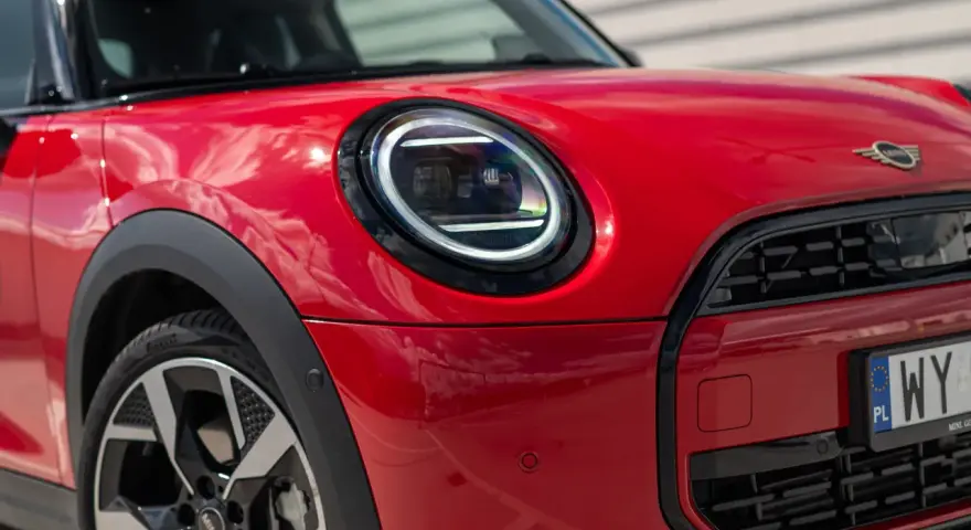 Czerwony Mini Cooper z nowoczesnymi światłami LED. Zastanawiasz się, ile pali ten model?