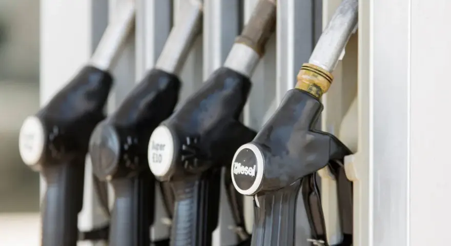 Dysze na stacji paliw. Jedna z nich wyraźnie oznaczona jako "Diesel", wskazująca na rodzaj paliwa.