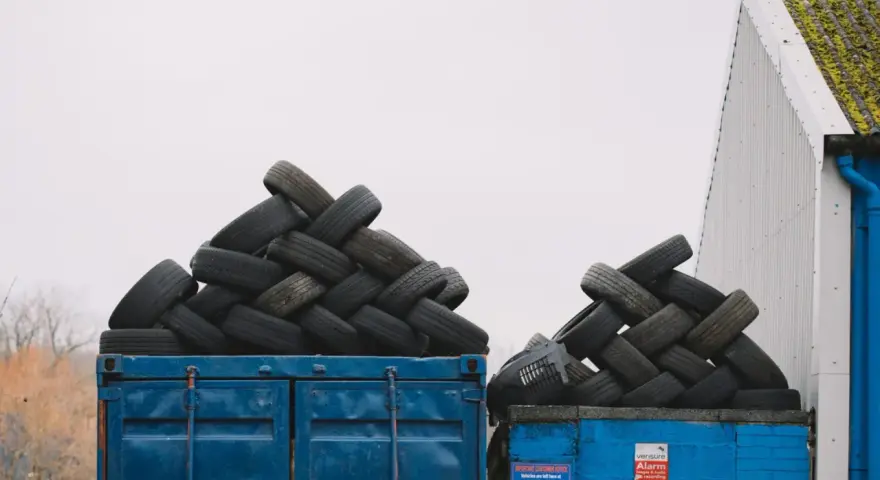 Stosy opon czekają na recykling. Recykling opon opłacalność to klucz do zrównoważonego rozwoju.