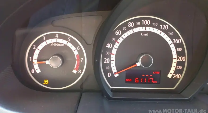 Armaturenbrett mit Tachometer und Drehzahlmesser. Die ESP-Leuchte ist an, was auf eine mögliche Bedeutung für die Fahrstabilität hinweist.