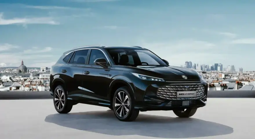 Czarny MG HS Hybrid+ na tle miasta. Nowoczesny SUV z napędem hybrydowym gotowy na miejskie wyzwania.