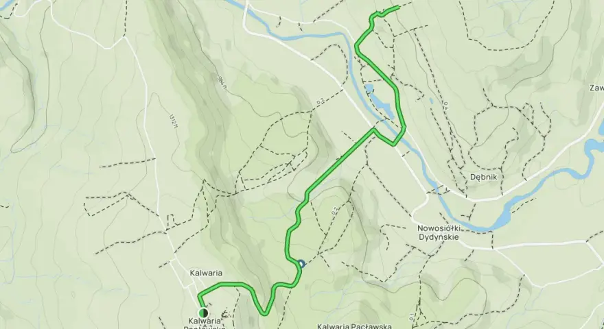 Mapa turystyczna z zaznaczoną trasą w Kalwarii Pacławskiej. Widoczna rzeka, wzgórza i ścieżki.