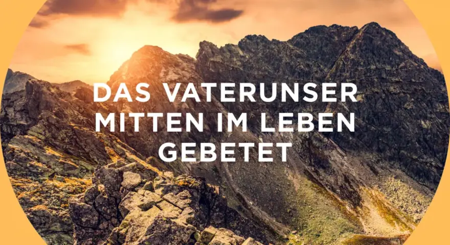 Majestätische Berge im Sonnenuntergang, mit dem Text "Das Vaterunser mitten im Leben gebetet".