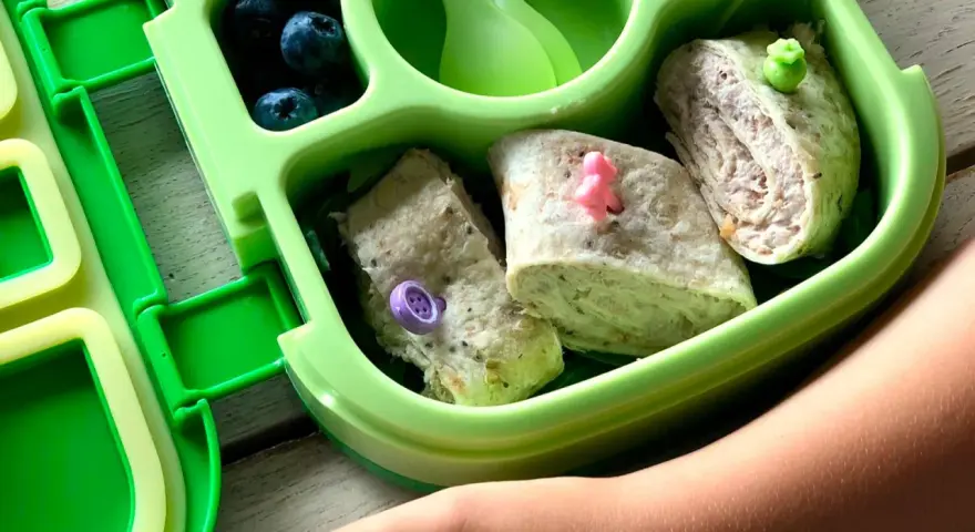 Kolorowy bento box z tortillami, jagodami i warzywami. Idealny lunchbox dla dziecka, który zachęca do jedzenia.