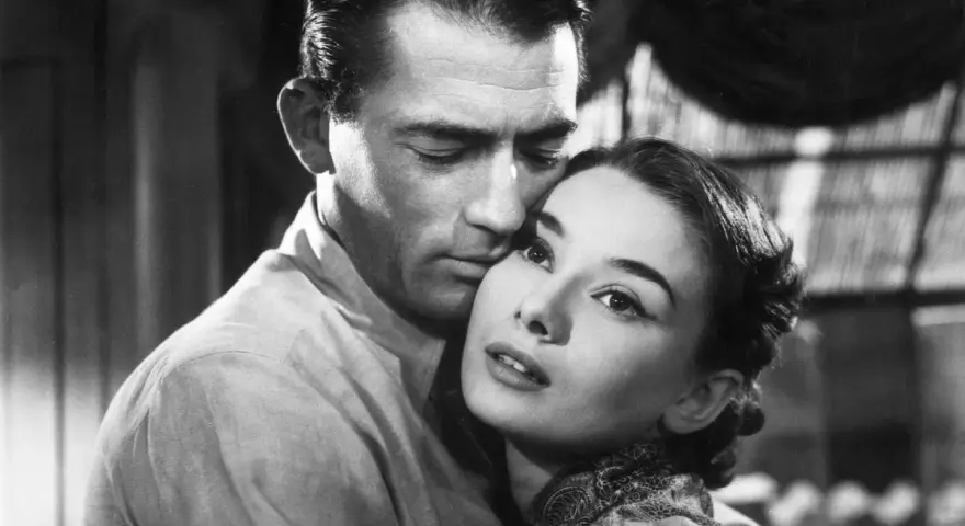 Gregory Peck obejmuje Audrey Hepburn. Ich spojrzenia mówią o miłości, jak Wenus w Lwie, pełnej pasji i odwagi.