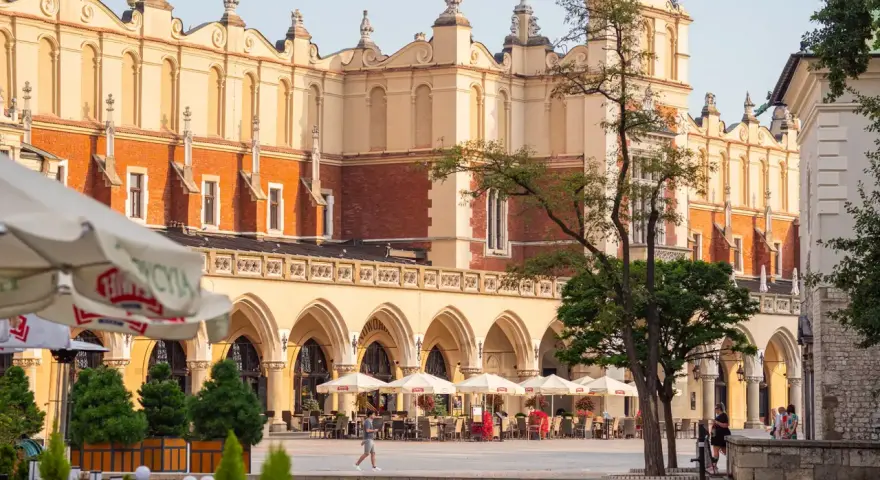 Sukiennice na Rynku Głównym w Krakowie. Idealne miejsce, by zacząć zwiedzanie Krakowa i poczuć jego atmosferę.