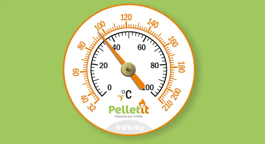 Termometro che indica il potere calorifico del pellet in KWh/Kg. La lancetta segna circa 40.