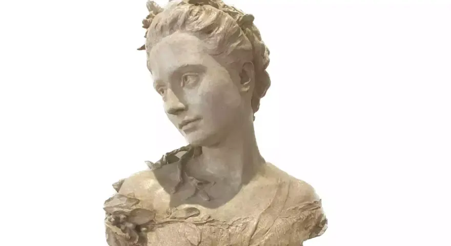 Buste en terre cuite d'une jeune femme couronnée de fleurs, œuvre d'un sculpteur français.
