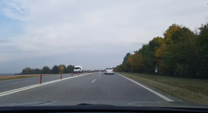 Z jaką prędkością może jechać autokar na różnych drogach w Polsce?