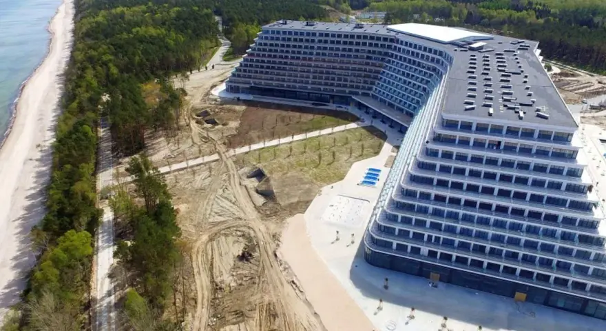 Nowy hotel Gołębiewski w Mielnie, tuż przy morzu, z widokiem na plażę i las.