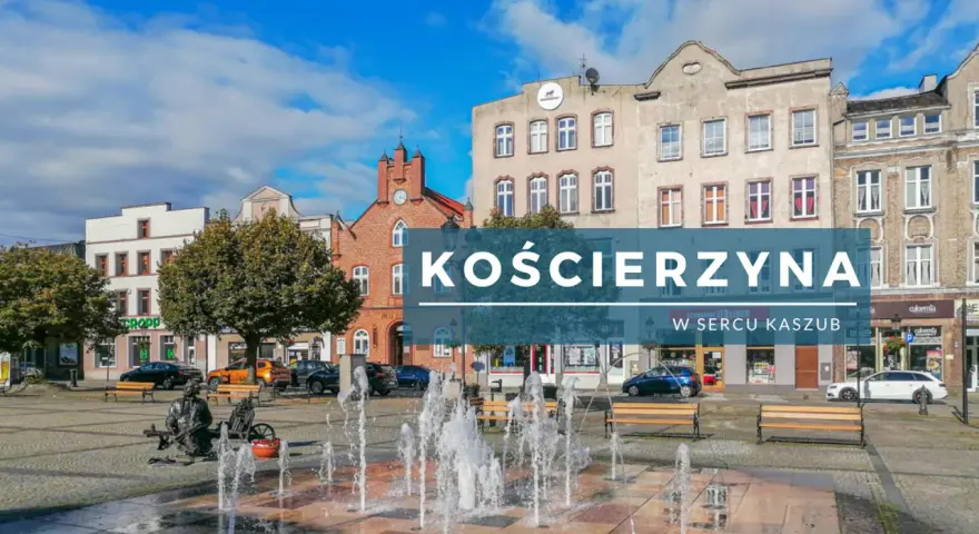 Rynek w Kościerzynie, z fontanną i rzeźbą, zaprasza do odkrywania kaszubskich atrakcji.