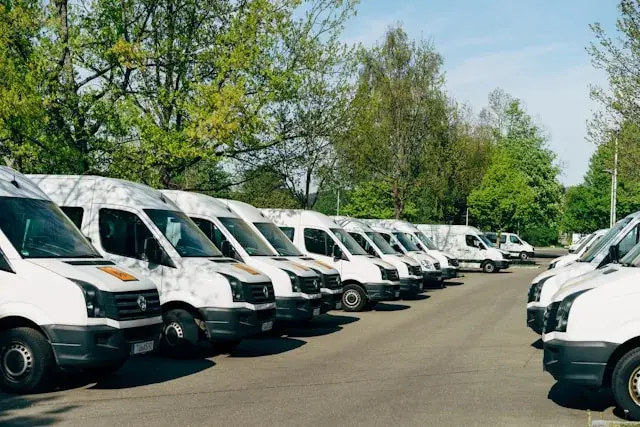 Jaki bus z napędem 4x4 wybrać do trudnych warunków? Porównanie modeli