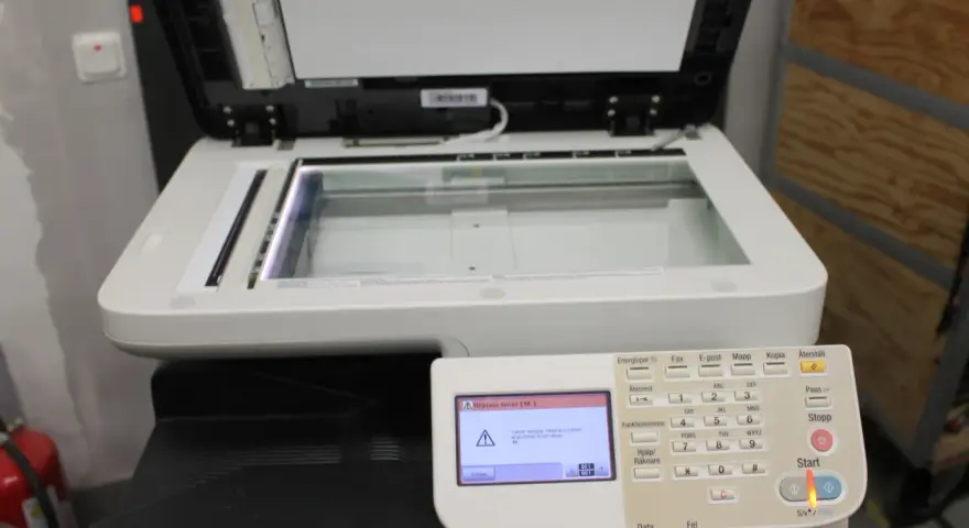 Drukarka Konica Minolta C35 wyświetla komunikat "Replace toner (M)".