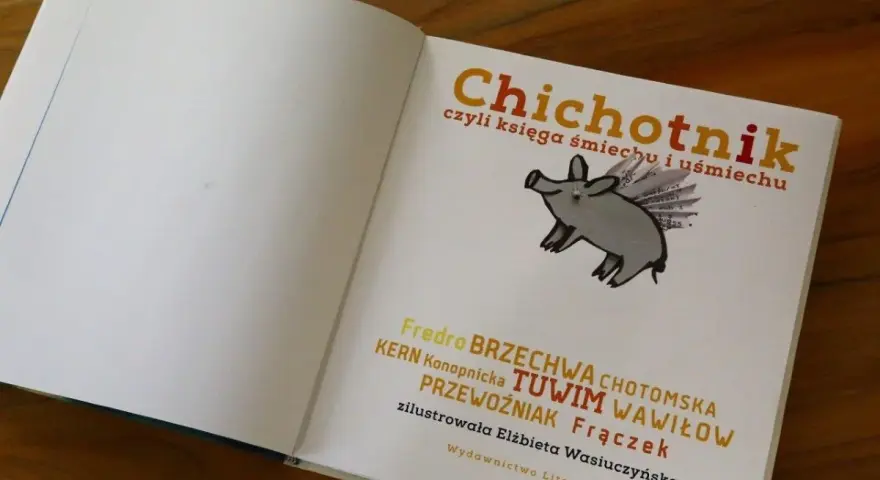 Otwarta książka "Chichotnik" z ilustracją latającej świnki, pełna autorów znanych z książek z dużą dawką humoru.