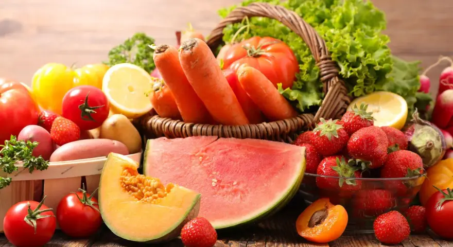 Frutas y verduras frescas, como tomates, fresas y zanahorias, ricas en licopeno que es un antioxidante.