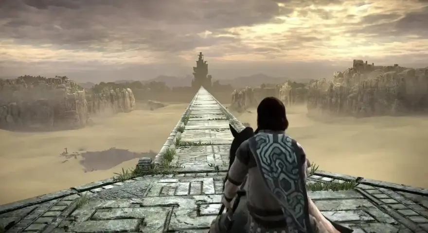 Un guerrero a caballo avanza por un puente antiguo hacia una torre lejana. Una escena épica de Shadow of the Colossus, guía para la aventura.