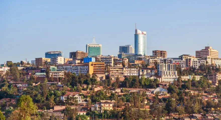 Widok na Kigali, Rwanda. Miasto rozwija się, a nowoczesne budynki górują nad zielonymi wzgórzami. Czy Rwanda jest bezpieczna? Obraz sugeruje spokój i postęp.