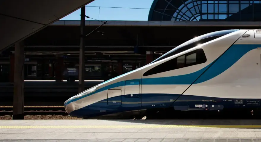Nowoczesny pociąg Pendolino PKP Intercity na peronie. Zastanawiasz się, jak otworzyć drzwi w Intercity? Zwykle wystarczy nacisnąć przycisk lub lekko pchnąć.