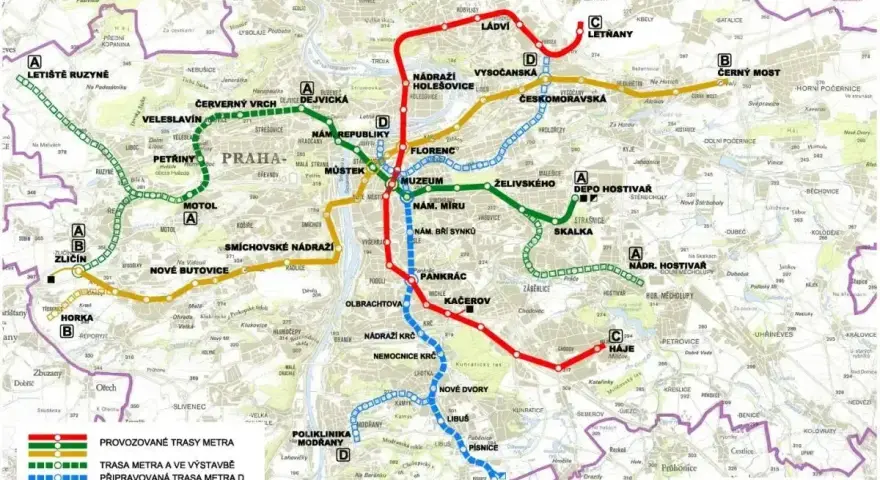 Mapa pražského metra, ukazující trasy A, B, C a D, včetně budovaných a plánovaných úseků.