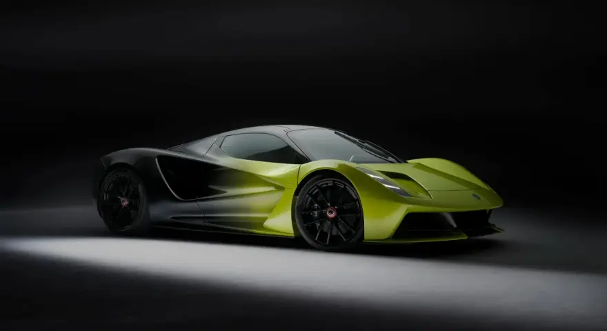 Limitowana edycja Lotus Evija w jaskrawym, limonkowym kolorze, z czarnymi akcentami, prezentuje futurystyczny design.