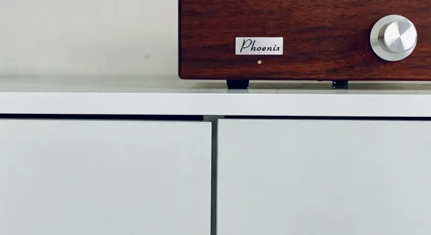 Drewniana obudowa wzmacniacza Phoenix z metalowym pokrętłem. Czysty dźwięk z tej lampy.
