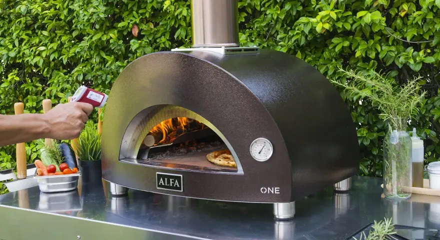 Jakie drewno do pieca do pizzy? Odkryj najlepsze gatunki dla smaku