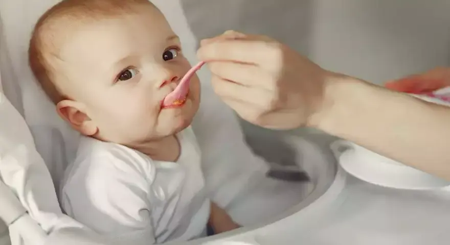 Ile powinno jeść 6 tygodniowe dziecko, aby uniknąć problemów z wagą?