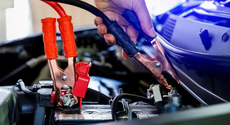 Starthilfe: Rote Klemmen an der Batterie, dann schwarze. Welcher Pol zuerst? Die rote Klemme wird zuerst am Pluspol befestigt, dann die schwarze am Minuspol.