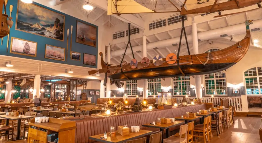 Ein Restaurant mit Wikingerschiff-Deko. Die "Bubba Svens Rezensionen" sind positiv, das Ambiente ist maritim und gemütlich.