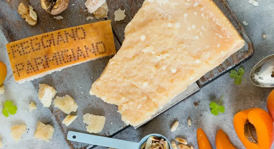 Parmezan z jakiego mleka? Odkryj tajemnice jego pochodzenia