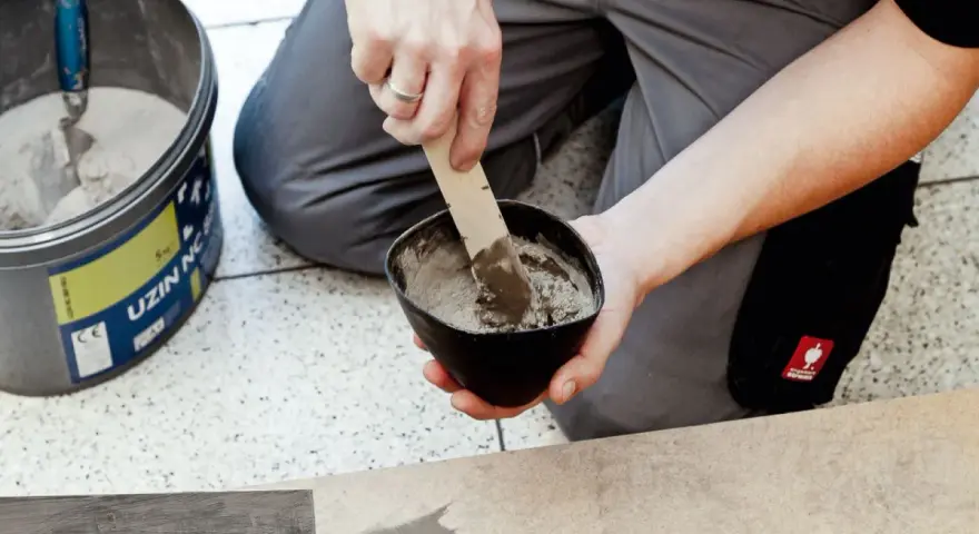 Przygotowanie masy do klejenia. Oto jak położyć linoleum na deski, mieszając klej.