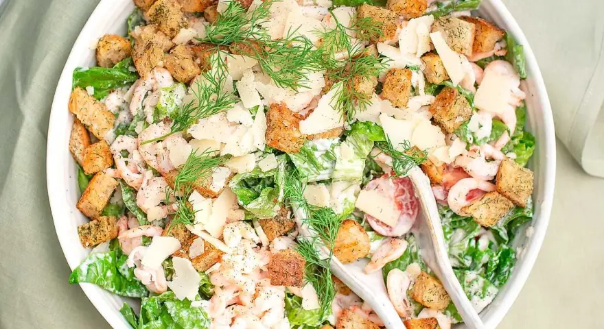 En härlig caesarsallad med räkor, krutonger och parmesan. Ett perfekt caesarsallad recept för en lätt lunch.