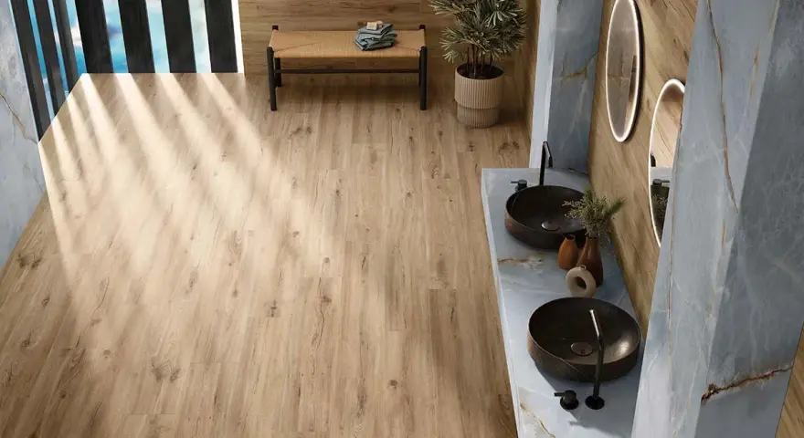 Baño moderno con suelo de imitación madera. Las lamas de madera se colocan en la dirección que amplía visualmente el espacio, creando una sensación de continuidad.