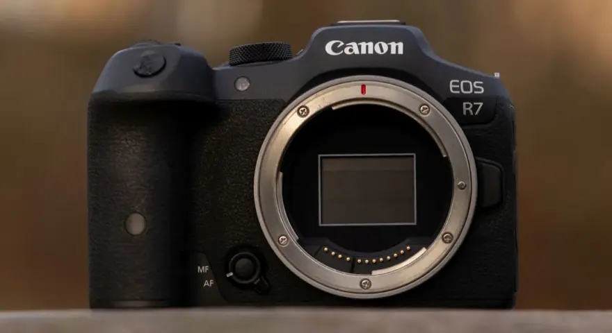 Canon EOS R7 – doskonały aparat dla pasjonatów fotografii. Sprawdź jego atrakcyjną canon r7 cena i możliwości.